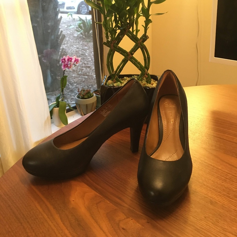 Clarks Adriel Viola Round Toe Black Pumps